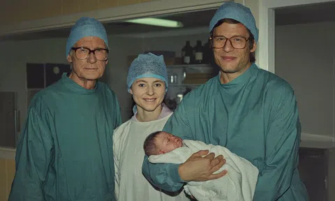 Cuộc sống của em bé ống nghiệm đầu tiên trên thế giới 3